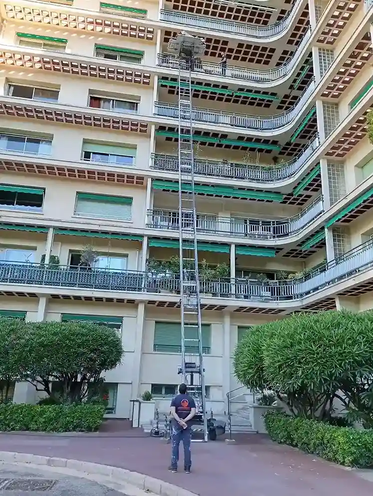 Monte-meuble déployé sur grande hauteur à La Ciotat